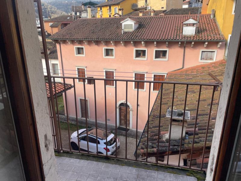 In centro storico, in palazzina di pregio di sole due unità, proponiamo appartamento al secondo e...