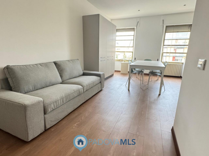 Immobile in esclusiva al Gruppo Padova MLS
ESCLUSIVA PROPRIETA'

Padova - Largo Europa: 

APPARTA...