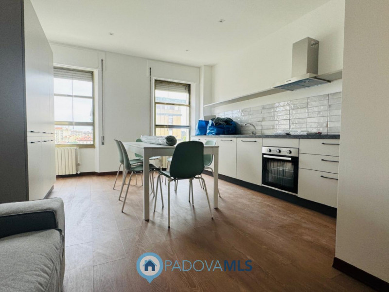 Immobile in esclusiva al Gruppo Padova MLS
ESCLUSIVA PROPRIETA'

Padova - Largo Europa: 

APPARTA...