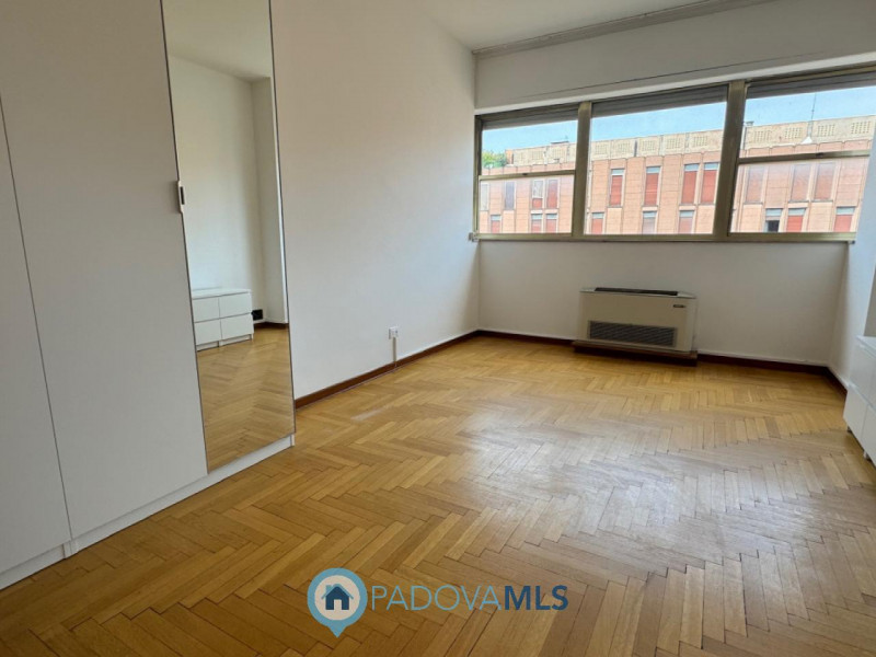 Immobile in esclusiva al Gruppo Padova MLS
ESCLUSIVA PROPRIETA'

Padova - Largo Europa: 

APPARTA...