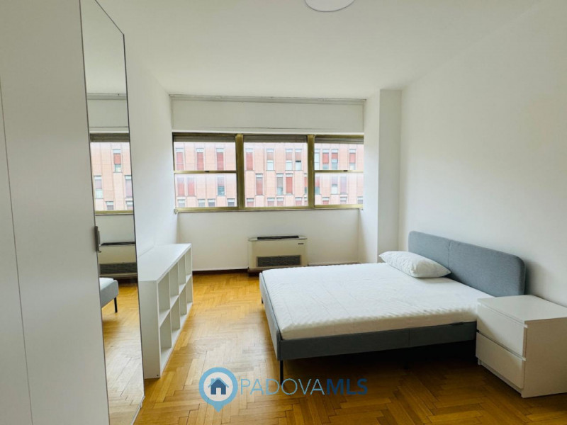 Immobile in esclusiva al Gruppo Padova MLS
ESCLUSIVA PROPRIETA'

Padova - Largo Europa: 

APPARTA...