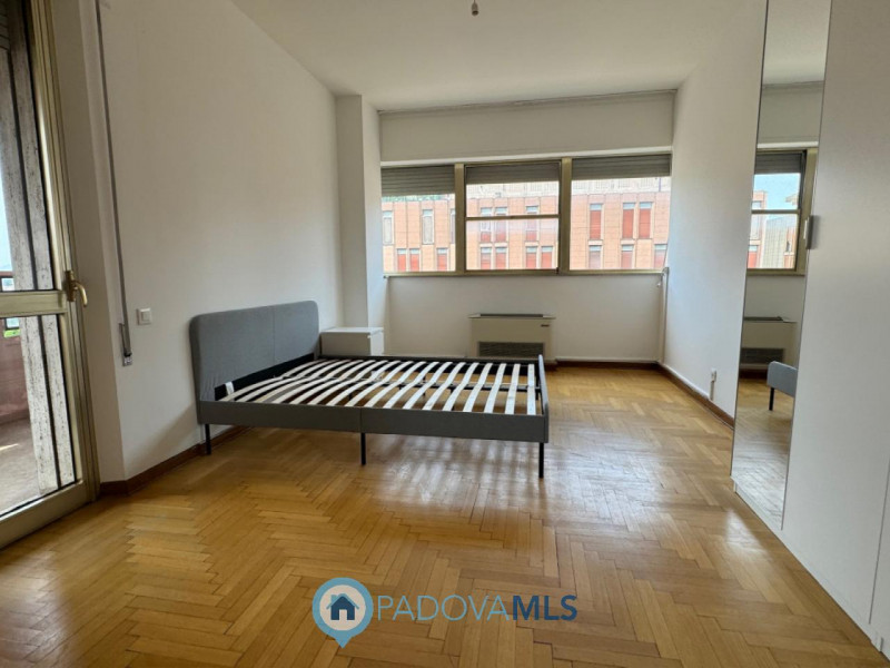 Immobile in esclusiva al Gruppo Padova MLS
ESCLUSIVA PROPRIETA'

Padova - Largo Europa: 

APPARTA...