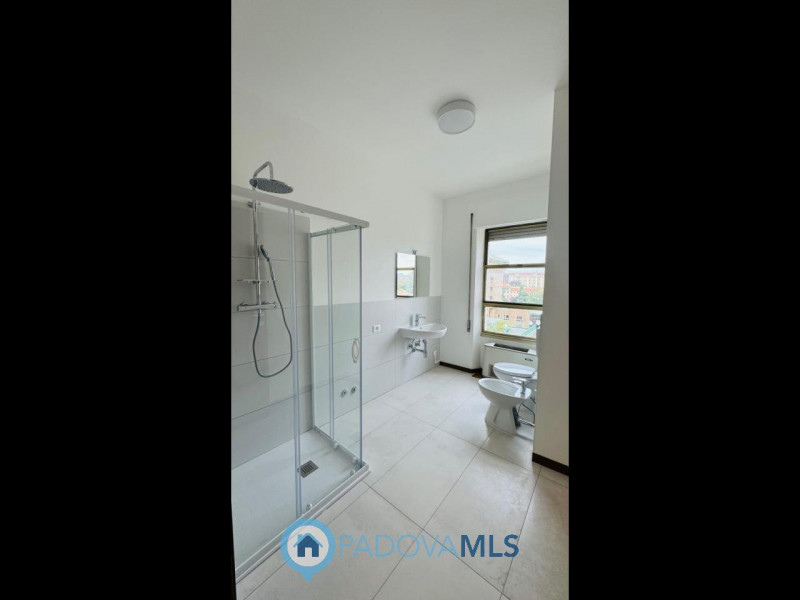 Immobile in esclusiva al Gruppo Padova MLS
ESCLUSIVA PROPRIETA'

Padova - Largo Europa: 

APPARTA...