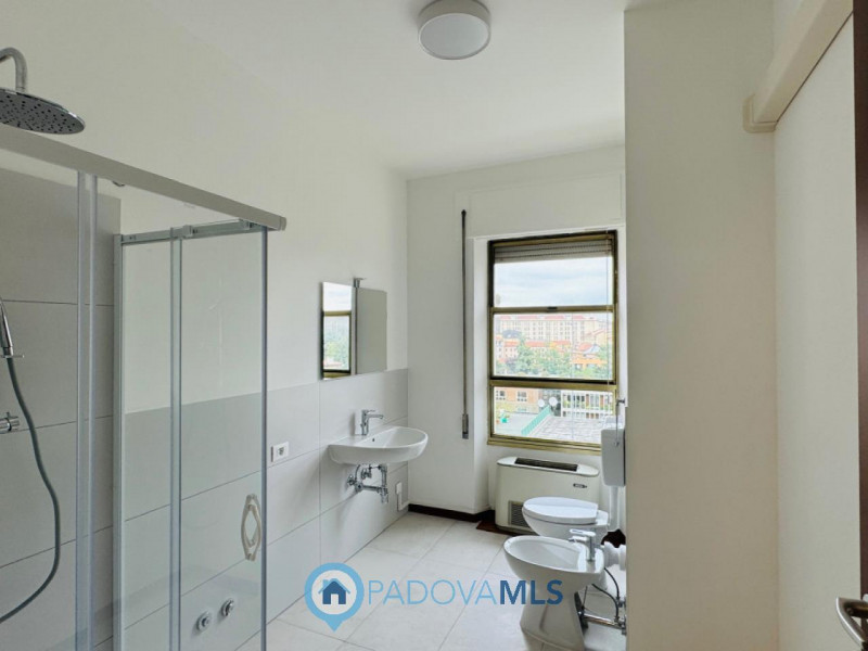 Immobile in esclusiva al Gruppo Padova MLS
ESCLUSIVA PROPRIETA'

Padova - Largo Europa: 

APPARTA...