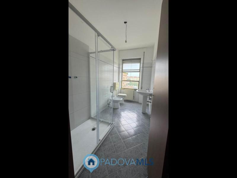 Immobile in esclusiva al Gruppo Padova MLS
ESCLUSIVA PROPRIETA'

Padova - Largo Europa: 

APPARTA...