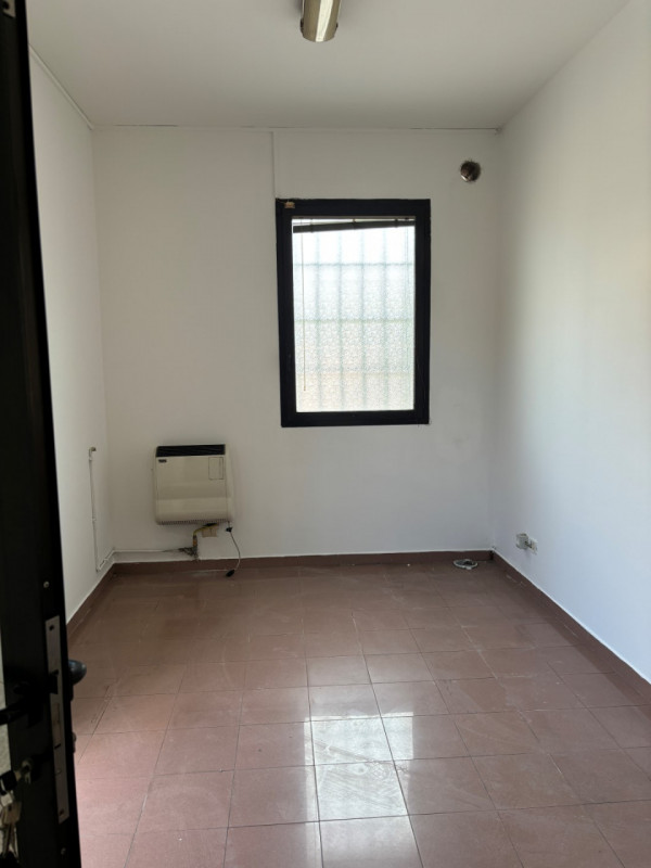 ALBIGNASEGO CENTRO. Vendesì spazio commerciale al piano terra libero su tre lati con una superfic...