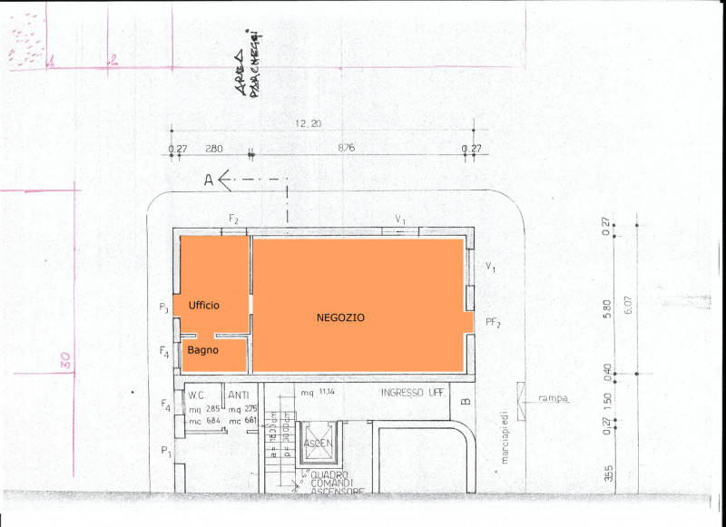 ALBIGNASEGO CENTRO. Vendesì spazio commerciale al piano terra libero su tre lati con una superfic...