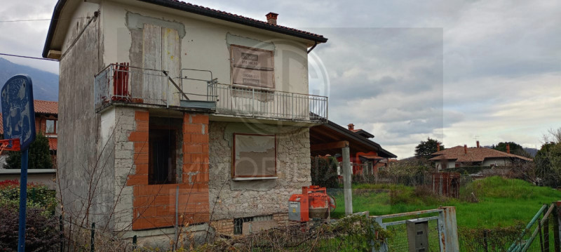 IN ZONA SEMICENTRALE DI PIOVENE ROCCHETTE VENDESI ABITAZIONE SINGOLA SU LOTTO DI CIRCA 1000MQ. AT...