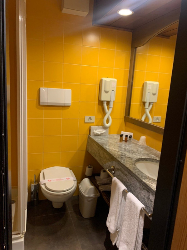 Scoprite l'opportunità di possedere una raffinata suite situata al settimo piano dell'Hotel Alask...