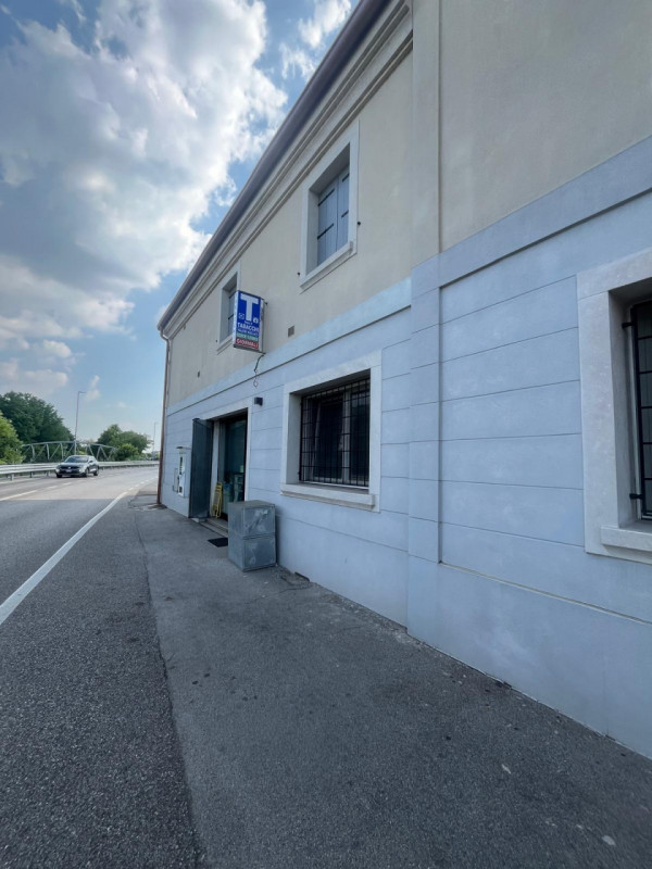 In un'ottima posizione strategica nel comune di Padova, zona Ponterotto, proponiamo in vendita un...