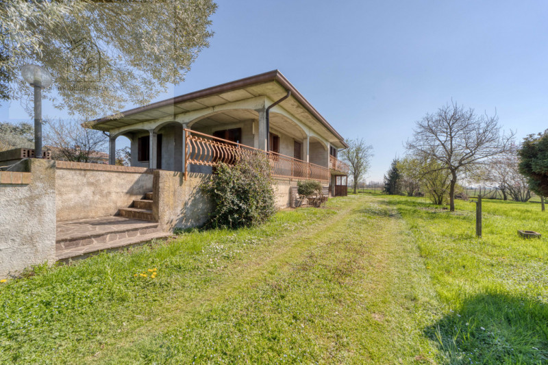 Scopri questa splendida villa singola situata nella tranquilla e affascinante zona di Creola, nel...