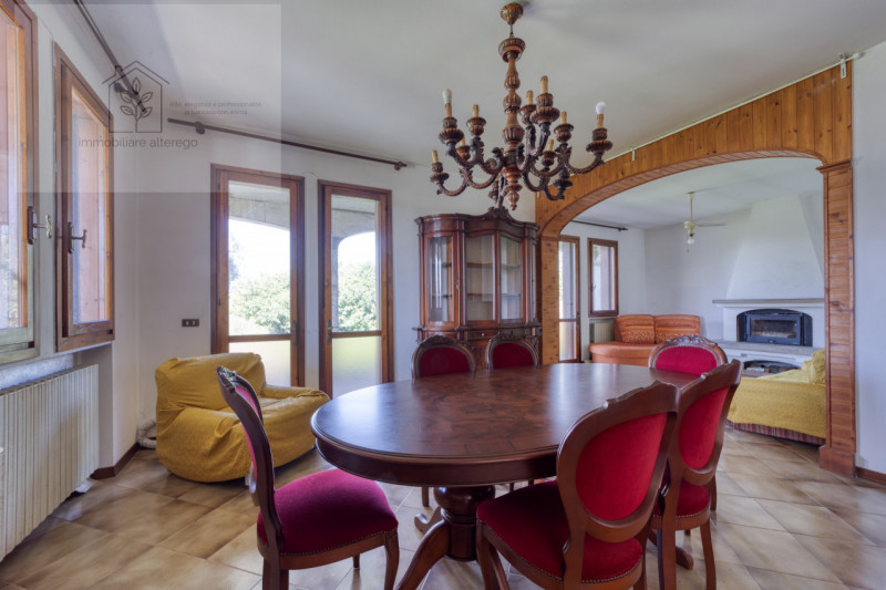 Scopri questa splendida villa singola situata nella tranquilla e affascinante zona di Creola, nel...