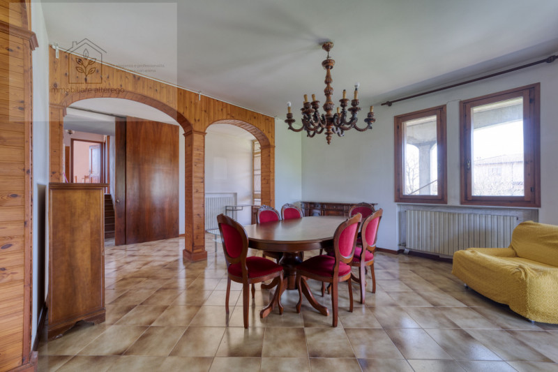 Scopri questa splendida villa singola situata nella tranquilla e affascinante zona di Creola, nel...