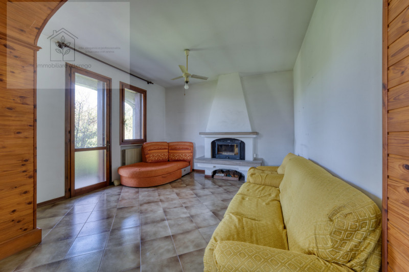 Scopri questa splendida villa singola situata nella tranquilla e affascinante zona di Creola, nel...