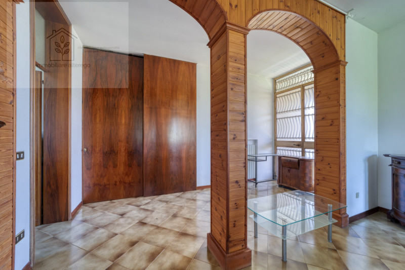 Scopri questa splendida villa singola situata nella tranquilla e affascinante zona di Creola, nel...