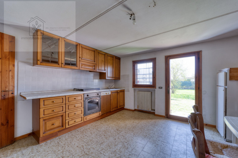 Scopri questa splendida villa singola situata nella tranquilla e affascinante zona di Creola, nel...