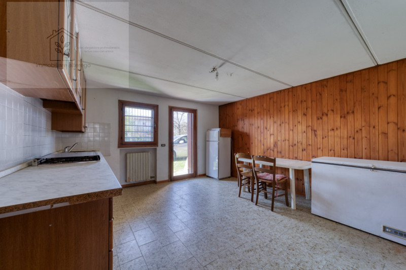 Scopri questa splendida villa singola situata nella tranquilla e affascinante zona di Creola, nel...