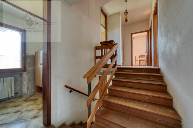 Scopri questa splendida villa singola situata nella tranquilla e affascinante zona di Creola, nel...