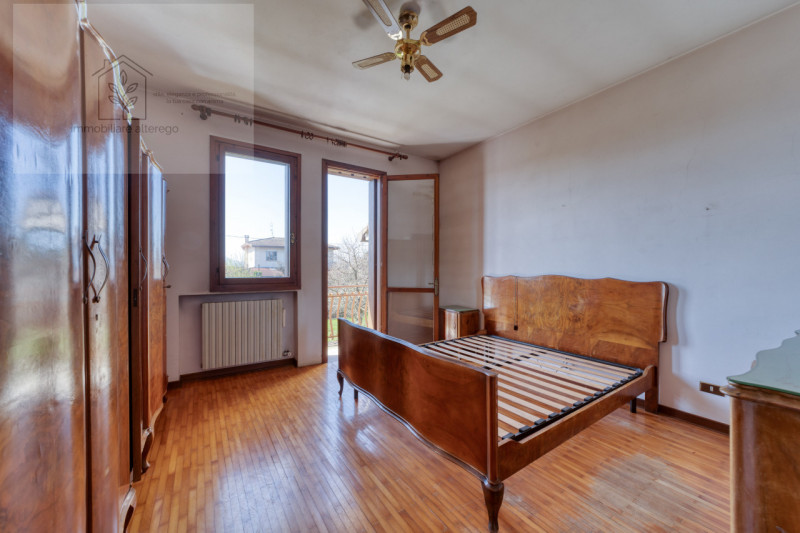 Scopri questa splendida villa singola situata nella tranquilla e affascinante zona di Creola, nel...