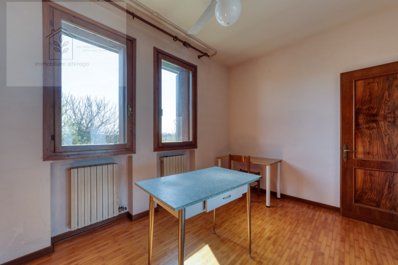 Scopri questa splendida villa singola situata nella tranquilla e affascinante zona di Creola, nel...