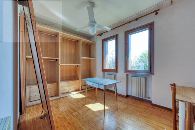 Scopri questa splendida villa singola situata nella tranquilla e affascinante zona di Creola, nel...