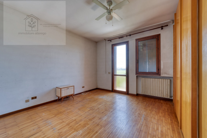 Scopri questa splendida villa singola situata nella tranquilla e affascinante zona di Creola, nel...