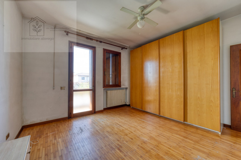 Scopri questa splendida villa singola situata nella tranquilla e affascinante zona di Creola, nel...