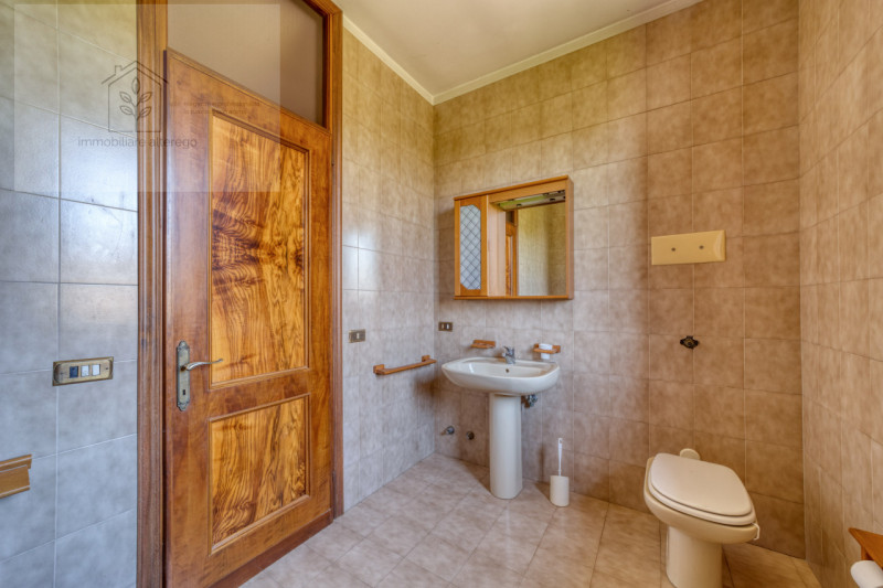 Scopri questa splendida villa singola situata nella tranquilla e affascinante zona di Creola, nel...