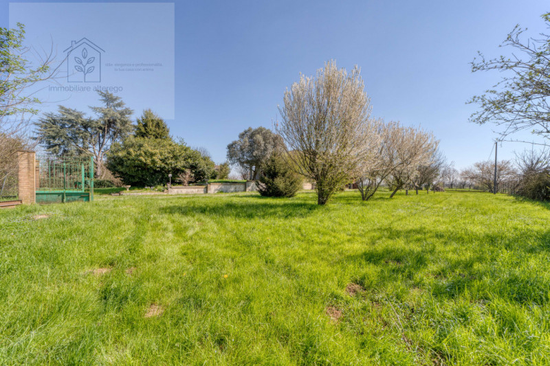 Scopri questa splendida villa singola situata nella tranquilla e affascinante zona di Creola, nel...