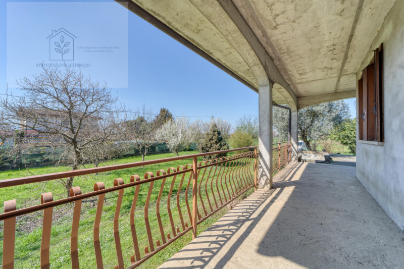 Scopri questa splendida villa singola situata nella tranquilla e affascinante zona di Creola, nel...