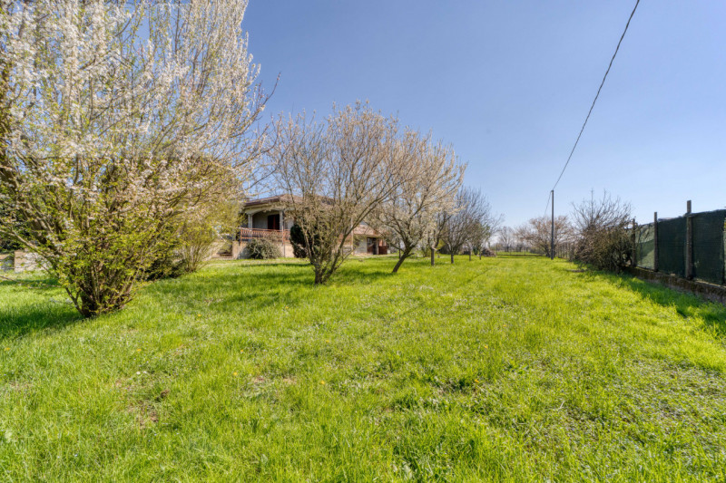 Scopri questa splendida villa singola situata nella tranquilla e affascinante zona di Creola, nel...