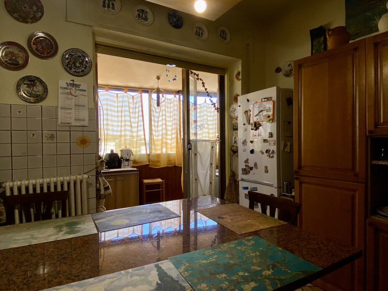 Proponiamo in vendita la nuda proprietà di un ampio e luminoso appartamento tricamere (che rester...