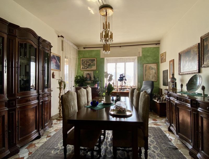 Proponiamo in vendita la nuda proprietà di un ampio e luminoso appartamento tricamere (che rester...