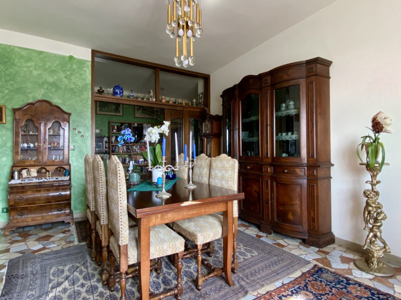 Proponiamo in vendita la nuda proprietà di un ampio e luminoso appartamento tricamere (che rester...