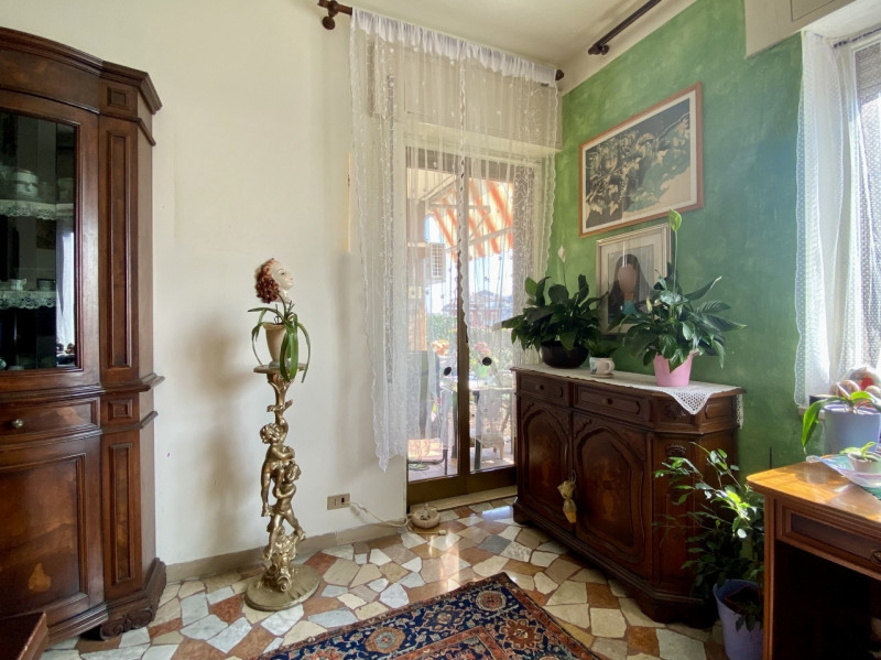 Proponiamo in vendita la nuda proprietà di un ampio e luminoso appartamento tricamere (che rester...