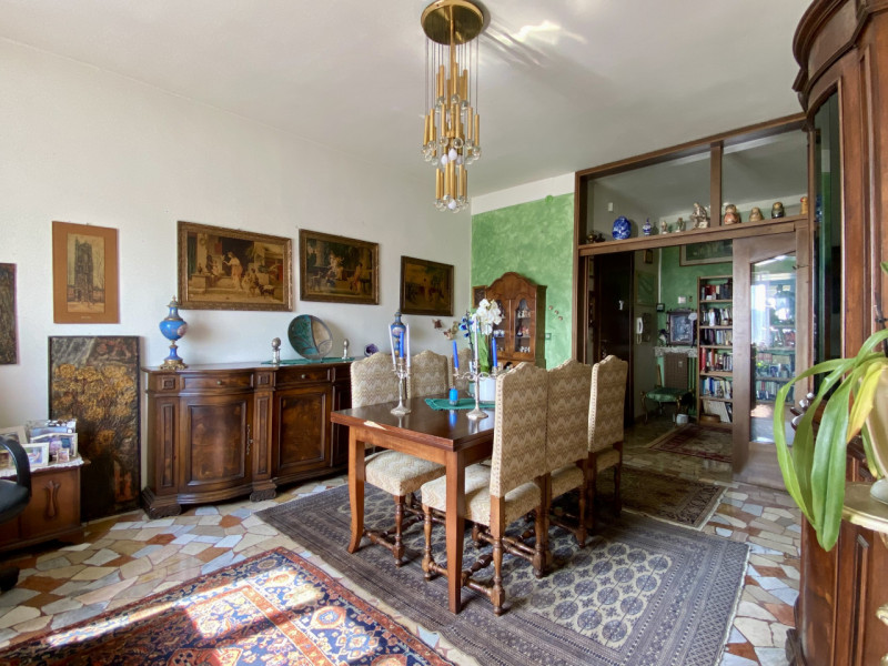 Proponiamo in vendita la nuda proprietà di un ampio e luminoso appartamento tricamere (che rester...