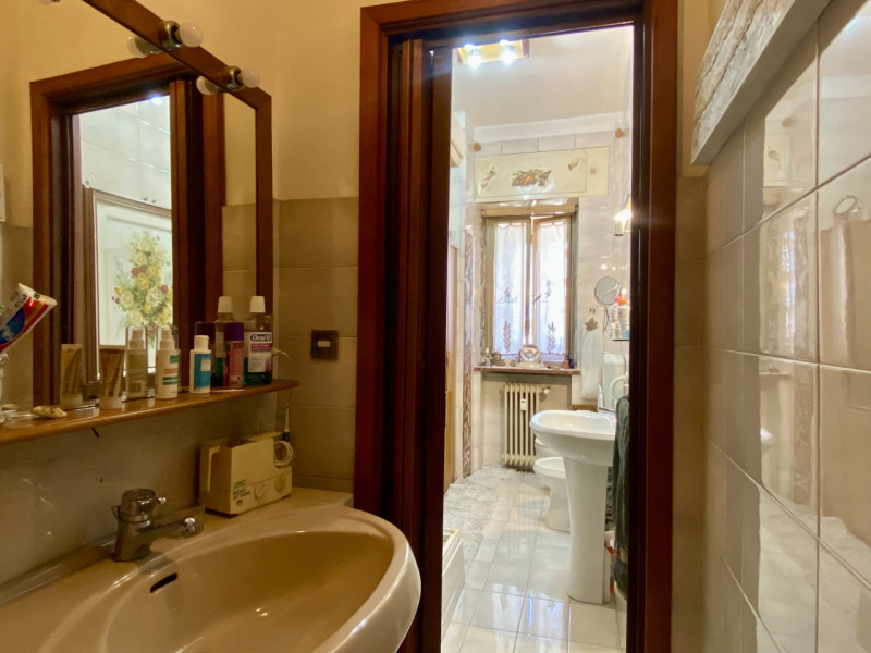 Proponiamo in vendita la nuda proprietà di un ampio e luminoso appartamento tricamere (che rester...