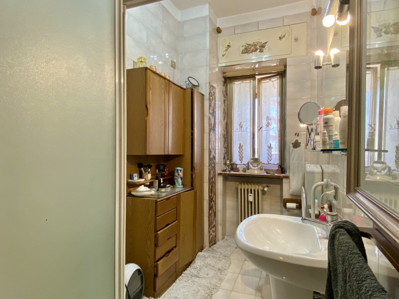 Proponiamo in vendita la nuda proprietà di un ampio e luminoso appartamento tricamere (che rester...