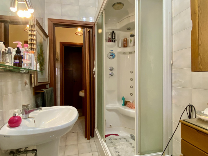 Proponiamo in vendita la nuda proprietà di un ampio e luminoso appartamento tricamere (che rester...