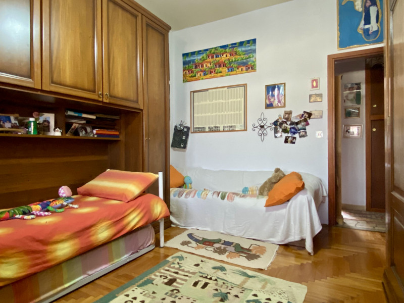 Proponiamo in vendita la nuda proprietà di un ampio e luminoso appartamento tricamere (che rester...