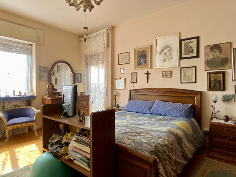 Proponiamo in vendita la nuda proprietà di un ampio e luminoso appartamento tricamere (che rester...