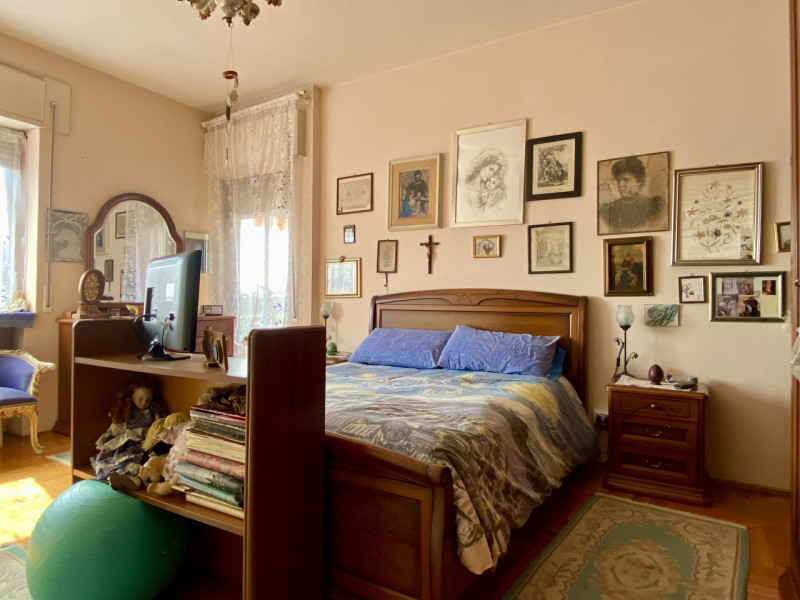 Proponiamo in vendita la nuda proprietà di un ampio e luminoso appartamento tricamere (che rester...