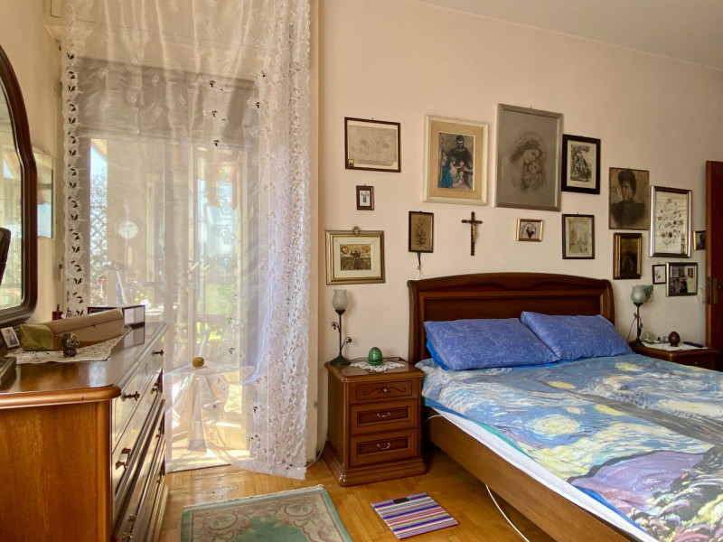 Proponiamo in vendita la nuda proprietà di un ampio e luminoso appartamento tricamere (che rester...