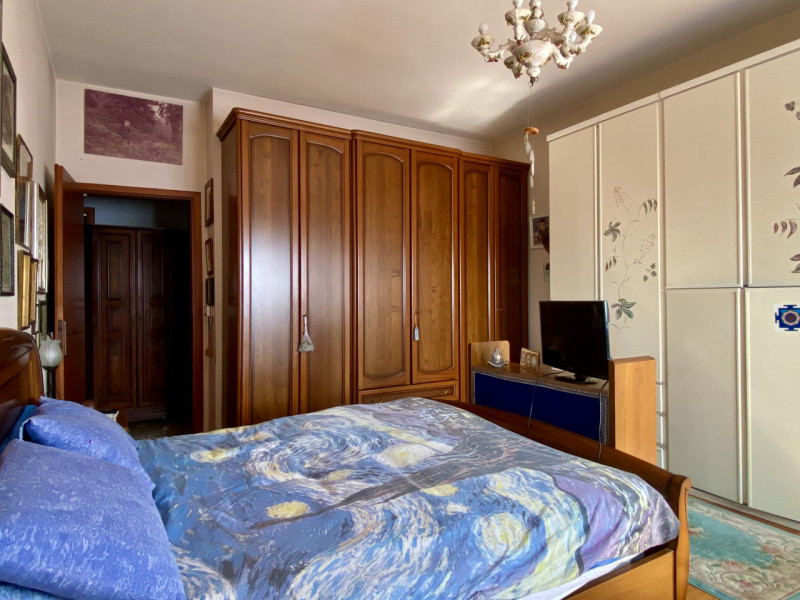 Proponiamo in vendita la nuda proprietà di un ampio e luminoso appartamento tricamere (che rester...