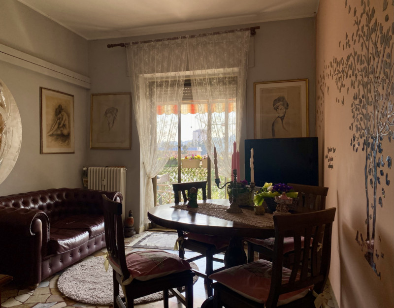 Proponiamo in vendita la nuda proprietà di un ampio e luminoso appartamento tricamere (che rester...