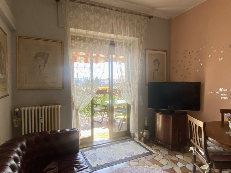 Proponiamo in vendita la nuda proprietà di un ampio e luminoso appartamento tricamere (che rester...