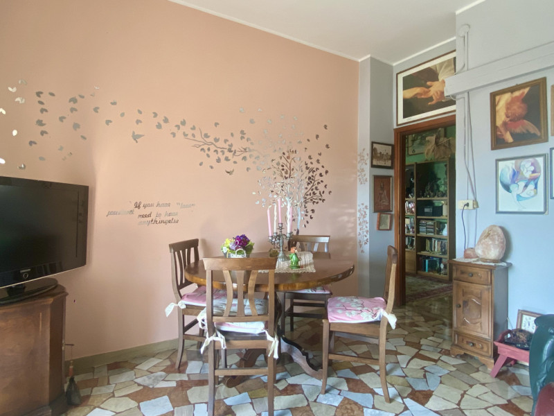 Proponiamo in vendita la nuda proprietà di un ampio e luminoso appartamento tricamere (che rester...