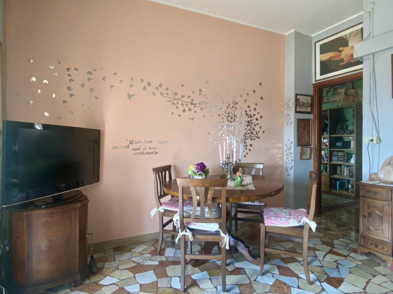 Proponiamo in vendita la nuda proprietà di un ampio e luminoso appartamento tricamere (che rester...