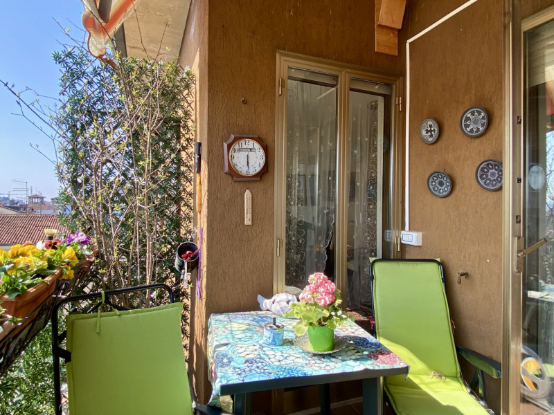 Proponiamo in vendita la nuda proprietà di un ampio e luminoso appartamento tricamere (che rester...