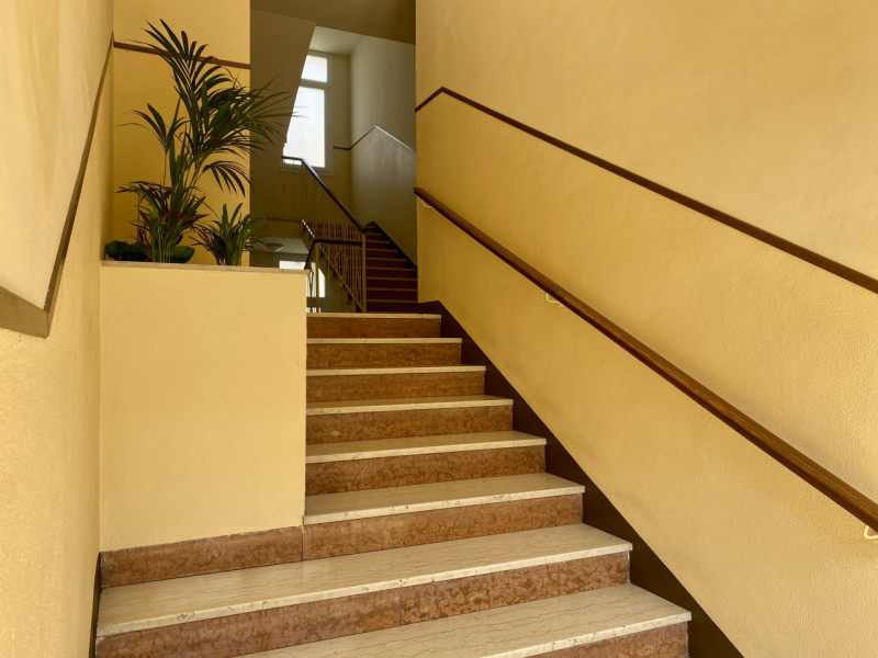 Proponiamo in vendita la nuda proprietà di un ampio e luminoso appartamento tricamere (che rester...